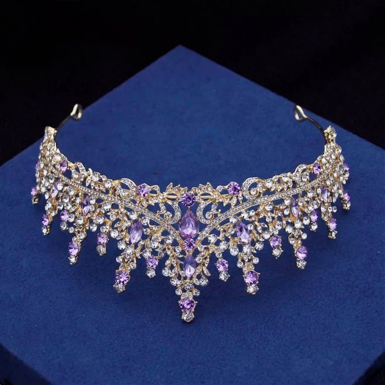 Set de tiara y collar con aretes lady lila gold - Imagen 3