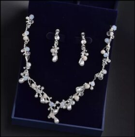 Set de tiara y collar con aretes mariposas silver - Imagen 3